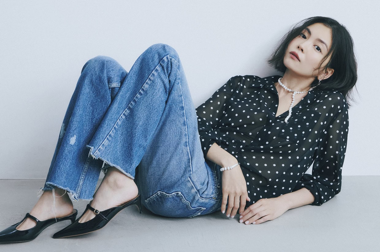 トップス¥24,200(プランクプロジェクト/プランクプロジェクト 青山店)、デニムパンツ¥68,200(マディソンブルー)、シューズ¥69,300(ペリーコ/アマン)