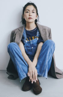 ジャケット¥141,900、Tシャツ¥16,500(共にアンスクリア/アマン)、デニムサロペット¥36,300(ホリデイ/ホリデイ フラッグショップサロン オフィス)、ブーツ¥93,500(ヘリュー/へリュージャパン オフィシャルオンラインストア)