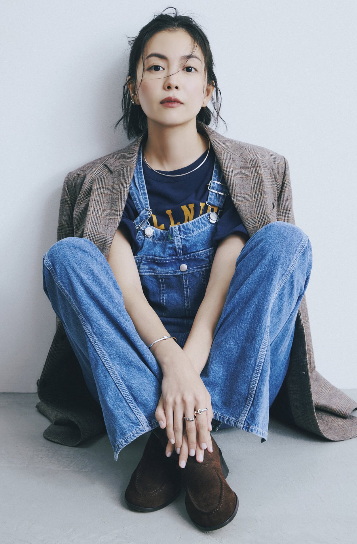 ジャケット¥141,900、Tシャツ¥16,500（共にアンスクリア／アマン）、デニムサロペット¥36,300（ホリデイ／ホリデイ フラッグショップサロン オフィス）、ブーツ¥93,500（ヘリュー／へリュージャパン オフィシャルオンラインストア）