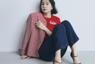 Tシャツ¥14,300(サードマガジン×ケイ シラハタ/サードマガジン)、ジャケット¥67,100(コロレーベ フォー ロンハーマン)、デニムパンツ¥39,600(RH ヴィンテージ/共にロンハーマン)、シューズ¥156,200(ジャンヴィト ロッシ/ジャンヴィト ロッシ ジャパン カスタマーサービス)