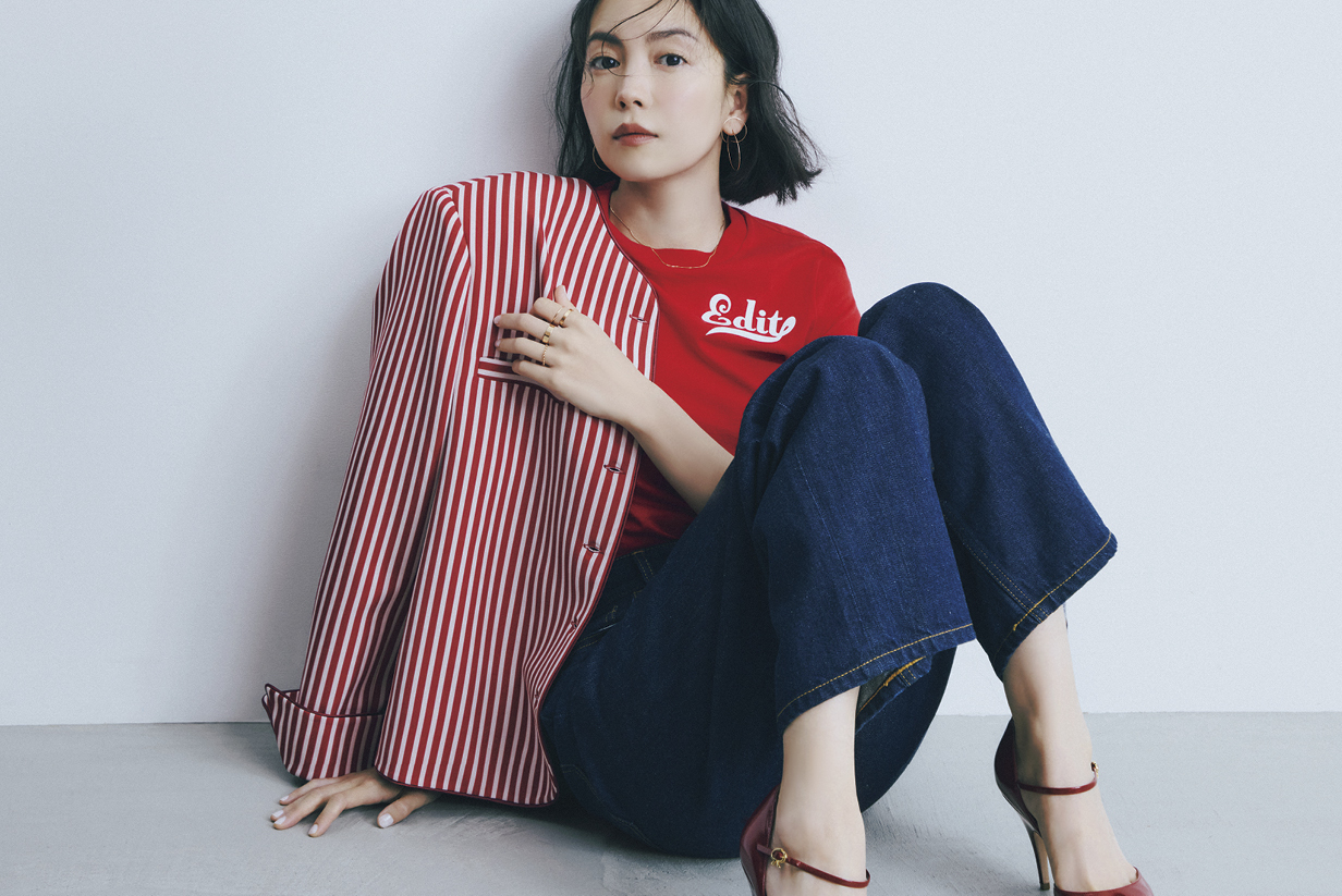 Tシャツ¥14,300(サードマガジン×ケイ シラハタ/サードマガジン)、ジャケット¥67,100(コロレーベ フォー ロンハーマン)、デニムパンツ¥39,600(RH ヴィンテージ/共にロンハーマン)、シューズ¥156,200(ジャンヴィト ロッシ/ジャンヴィト ロッシ ジャパン カスタマーサービス)