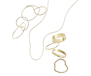 ピアス［K10YG］¥188,100（ヒロタカ／ヒロタカ 表参道ヒルズ）、ネックレス［K18YG］¥151,800（マリハ）、リング上から：［K18YG］¥156,200、［K18YG］¥46,200（共にエテ ビジュー）、［K18YG］¥149,600（エテ）、リング［K18YG］¥55,000（マリハ）