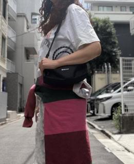 肩かけするとさりげなくファスナーに手が置けるのでスリ防止になるんです。ちなみにファスナープルは前にセットするのもポイント。後ろにすると、勝手に開けられちゃいますからね