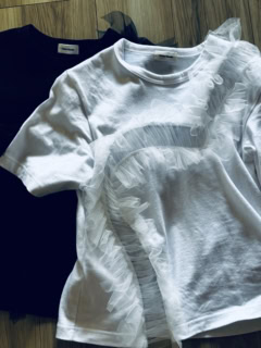 Chika KisadaのフリルTシャツは各￥31,900で購入
