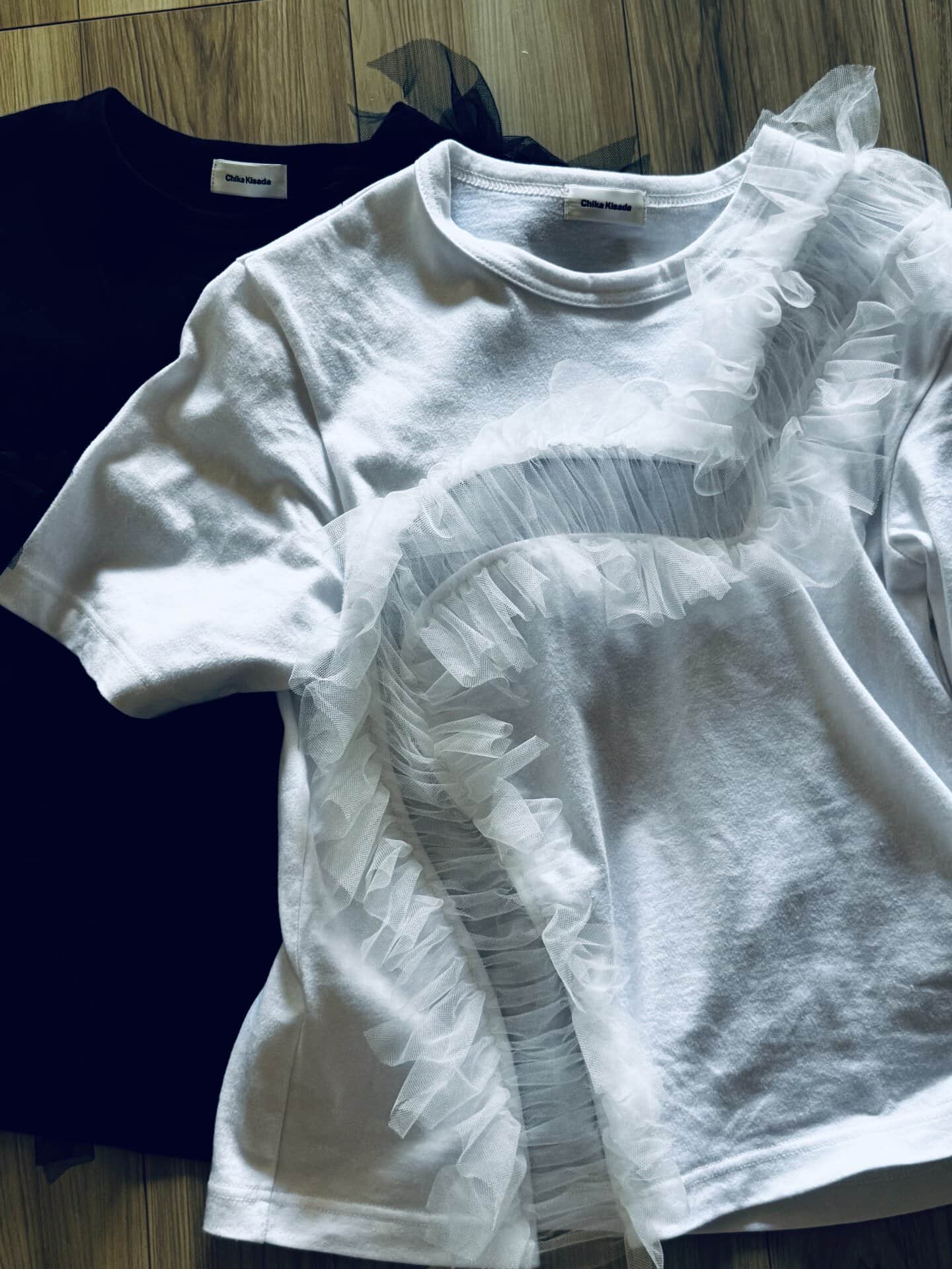 Chika KisadaのフリルTシャツは各￥31,900で購入