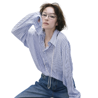 眼鏡¥24,200(ザ ベッドフォード ホテル/キングスター)、デニムパンツ¥14,900(FOLNUA/ディーエフコーポレーションジャパン)、ブルーストライプシャツ¥60,500(ケイスケ ヨシダ×エストネーション/エストネーション)、パールロングネックレス¥35,200(Pearlfor Life/ロードス)