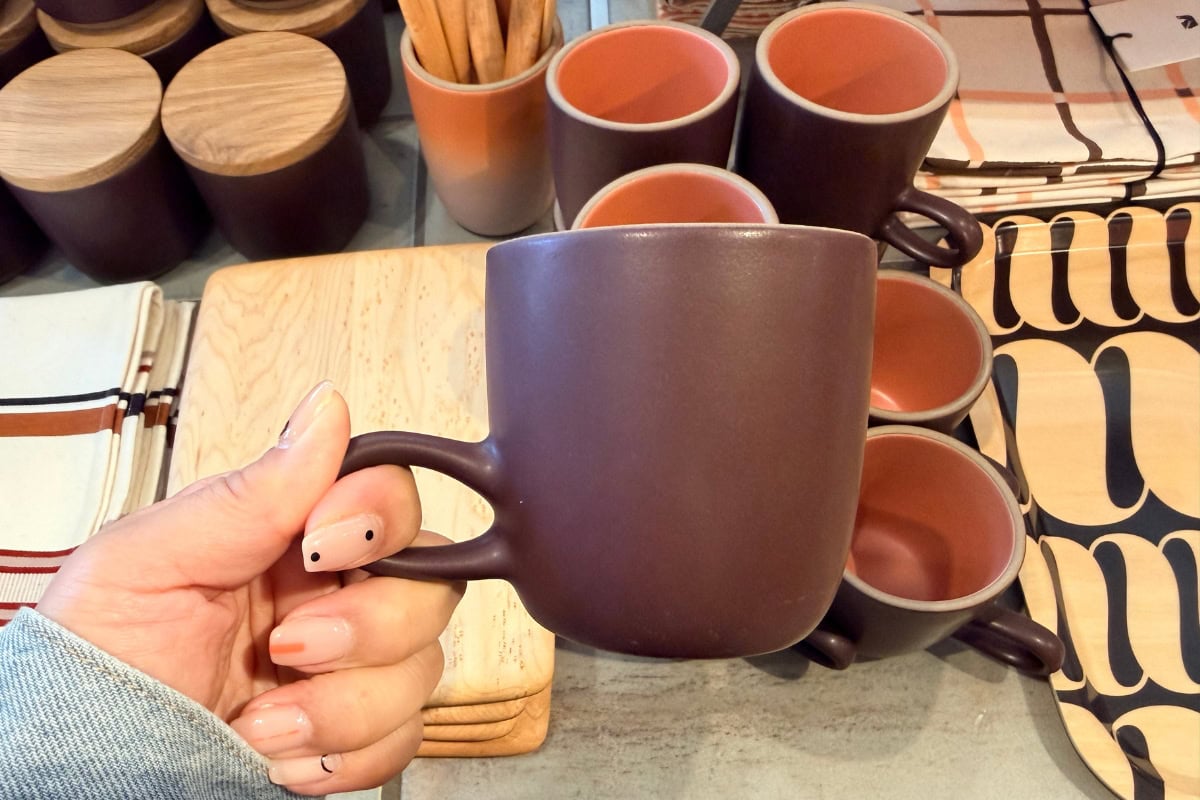 マグカップ(Mug) ブランドの絶対的なアイコン。ぽってりとした温かみのあるフォルムと、絶妙な指の引っかかりを計算した持ち手が特徴的です。手に取ったときの心地よい重みと、外側と内側で異なる絶妙なカラーグラデーションは、毎朝のコーヒータイムを特別なものにしてくれます。