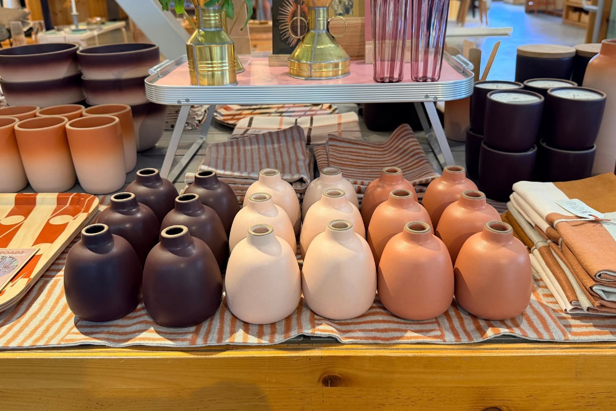 こちらの3色は新色だそうです♡私は右端のピンクをお土産に買いました！Bud Vase in Rosalba $48
