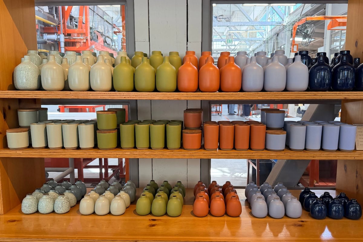 一輪挿し・花瓶(Vase) 手のひらサイズのミニベースから存在感のあるサイズまで、カラーバリエーションが豊富な花瓶シリーズ。マットな質感と独特のフォルムは、お花を生けずにそのまま棚やテーブルにいくつか並べておくだけでも洗練されたインテリアになります。