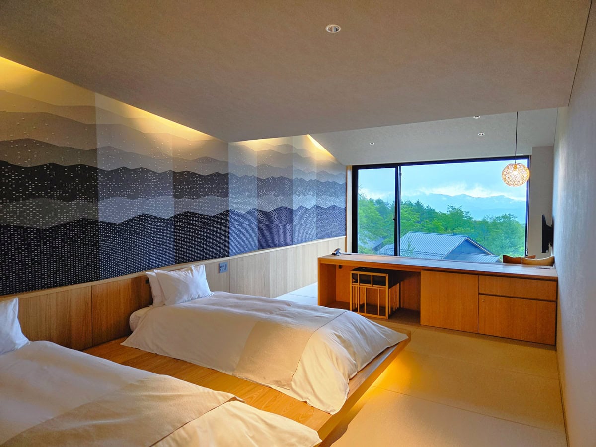 定員3名のスタンダードタイプの和室。こちらも「シルクアートの間」と呼ばれる「ご当地部屋」。