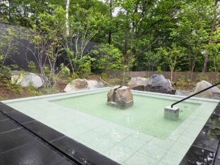 自然に囲まれた露天風呂は「万代鉱源泉」。