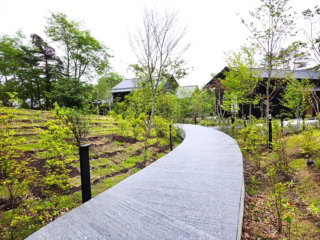 大浴場のある「湯小屋棟」へは庭の小道を抜けて……。