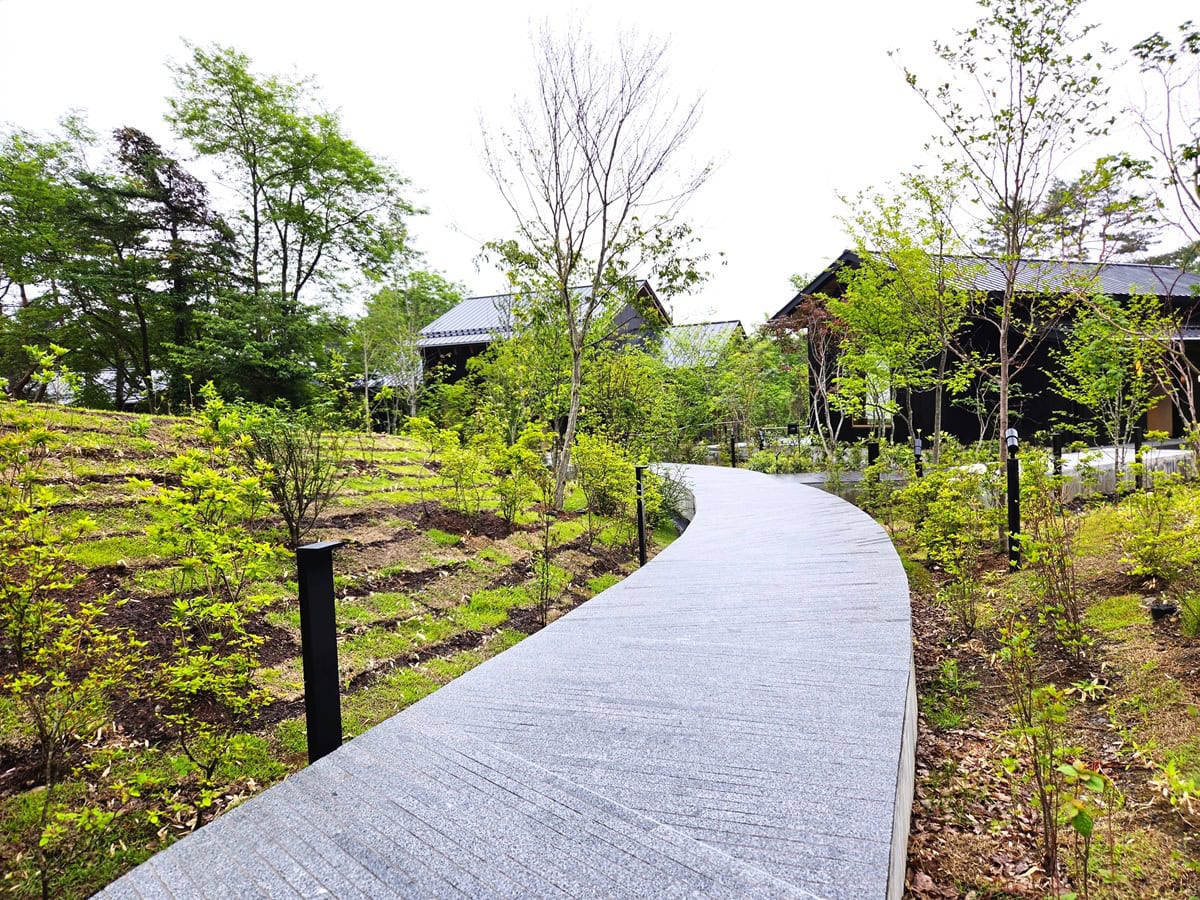 大浴場のある「湯小屋棟」へは庭の小道を抜けて……。