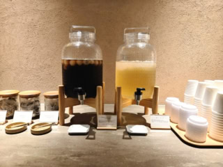 「暖炉ラウンジ」には湯上がりにおすすめのお茶をはじめ、多彩なドリンクの用意も。