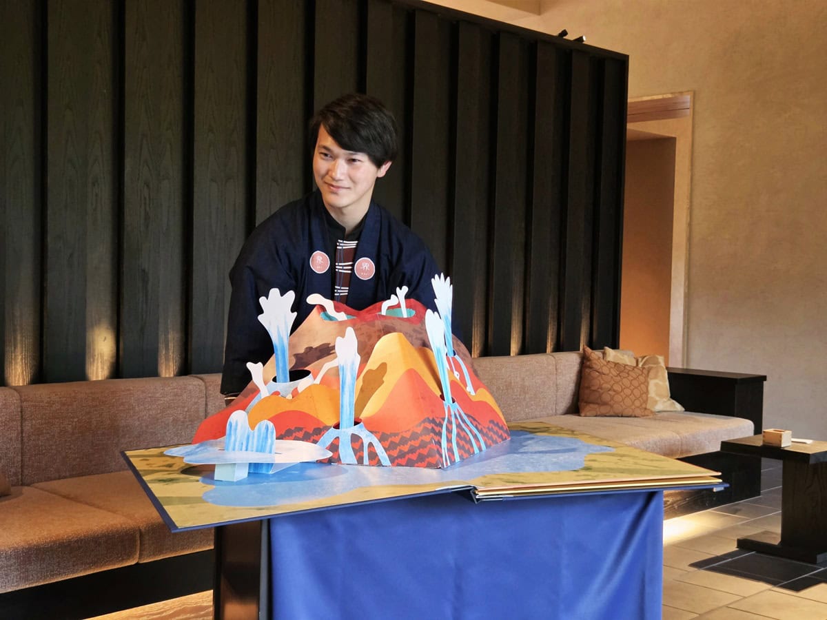 毎日開催の「温泉文化いろは」では、スタッフにより草津温泉の歴史や泉質などの解説が。草津温泉のことを知ることで、温泉に入る時間もさらに有意義に！