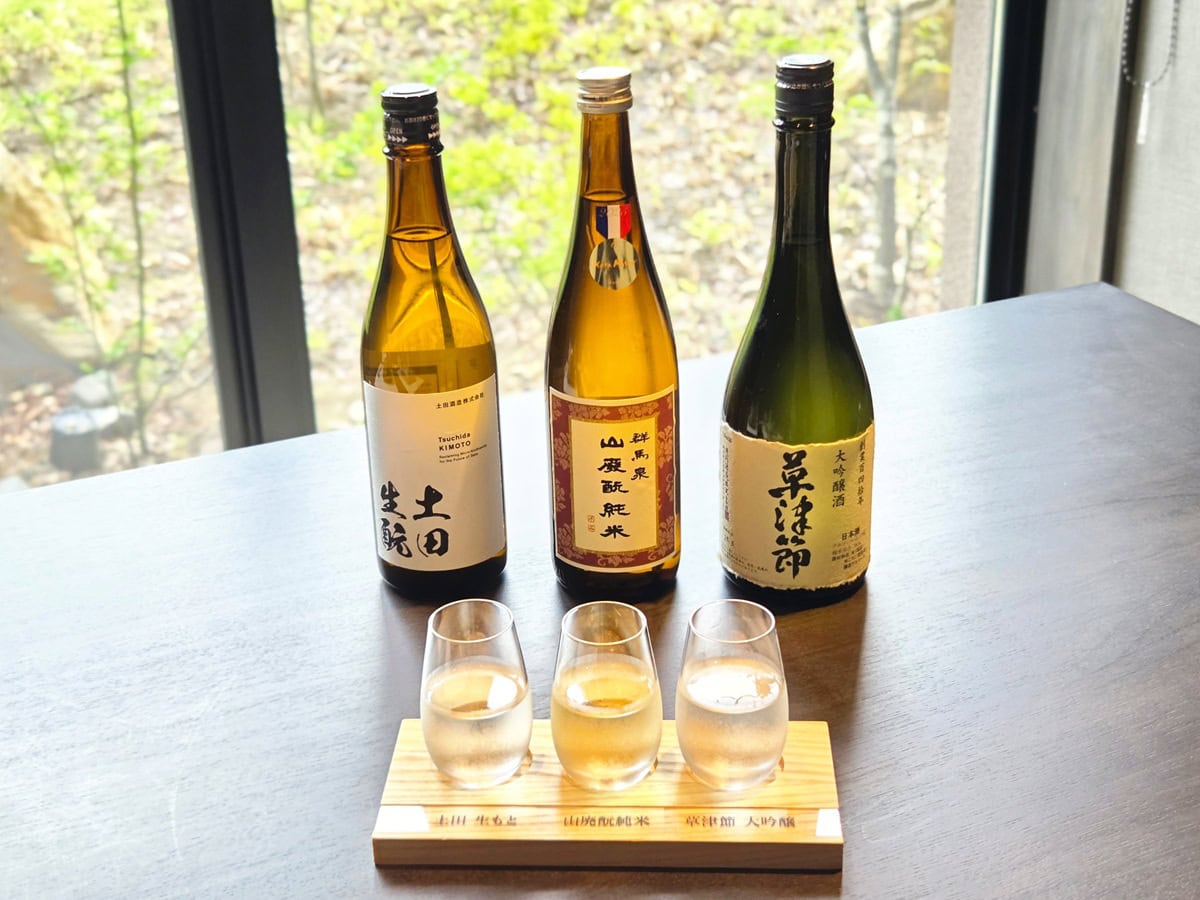 群馬ならではの食事をよりおいしく堪能したいので、地酒飲み比べセットもオーダー！