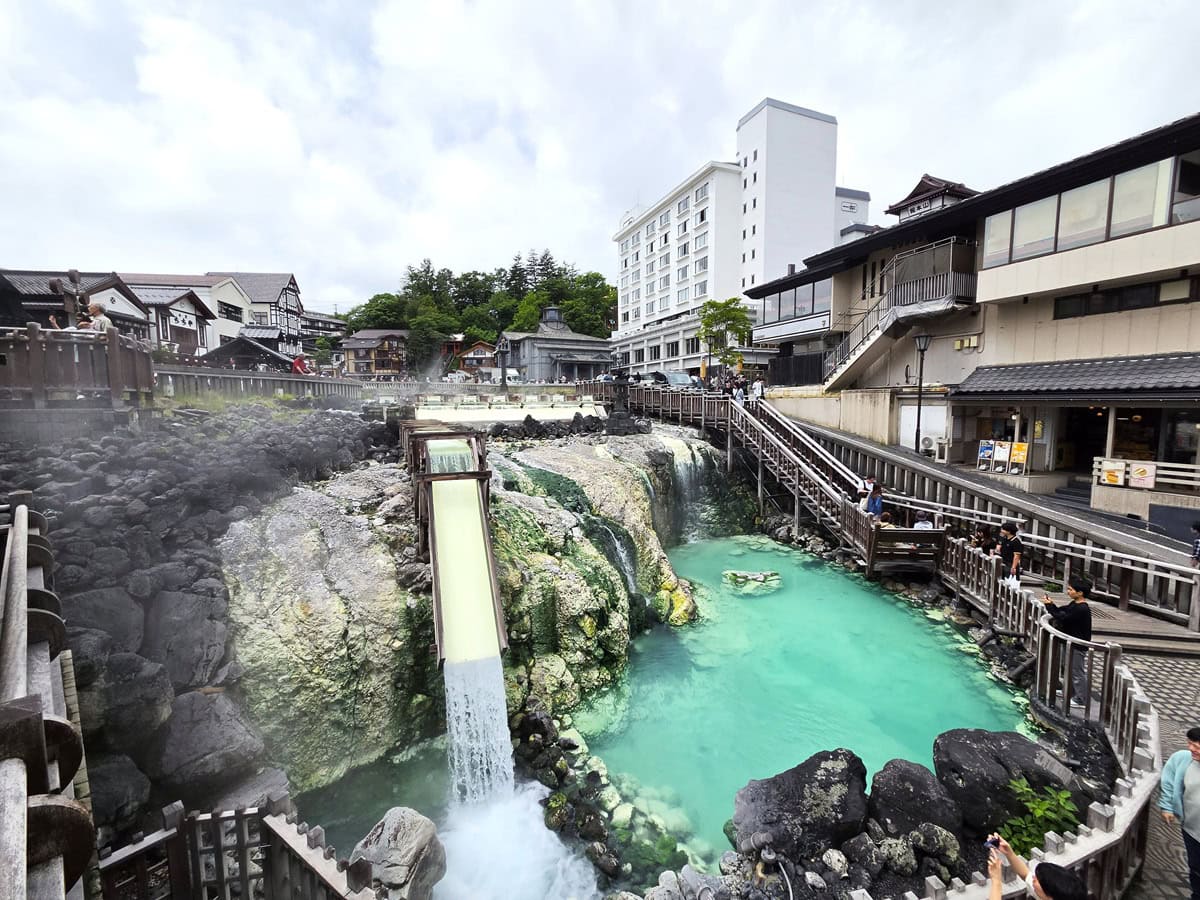 トンネルを抜け、草津の街を10分ほど歩いた先に、あの有名な〝湯畑〟が！