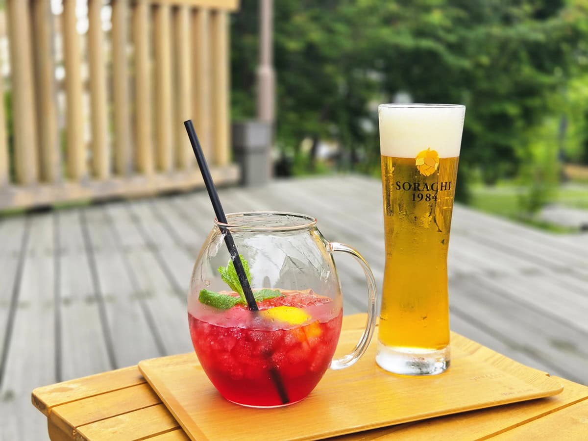 「界 草津まちめぐりセット」のドリンクチケットは、湯畑から徒歩数分のところにある裏草津のカフェ「月の貌」でアルコールを含む好きなドリンクと引き換え可能。