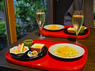 からすみ蕎麦と、お酒が進む前菜からスタート。
