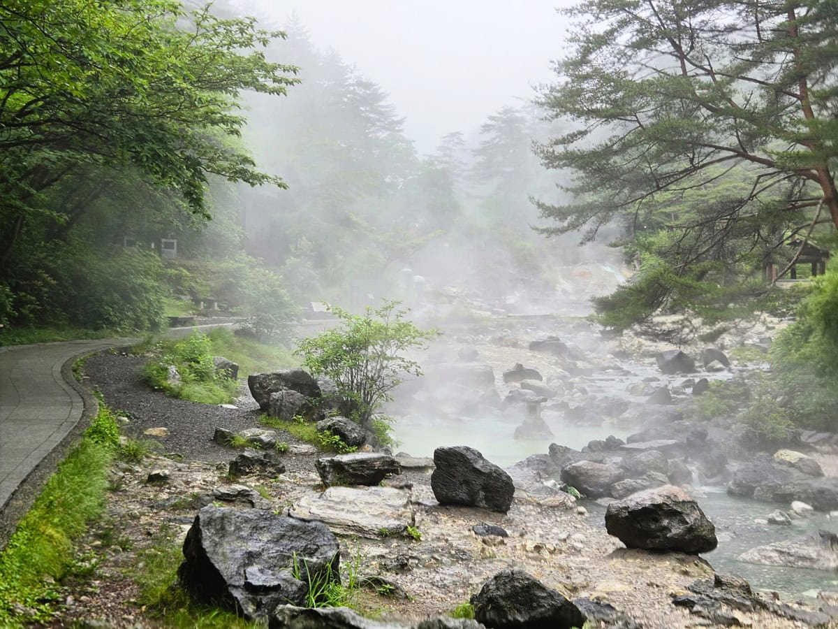 湯けむりが立ち込める小道を歩いて「西の河原露天風呂」へ。この日は雨が降っていましたが、雨の草津も風情あり！