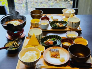 宿に戻って朝食を。2日めの朝は「こしね汁」をはじめとした、群馬の食材を取り入れた和の朝食膳。