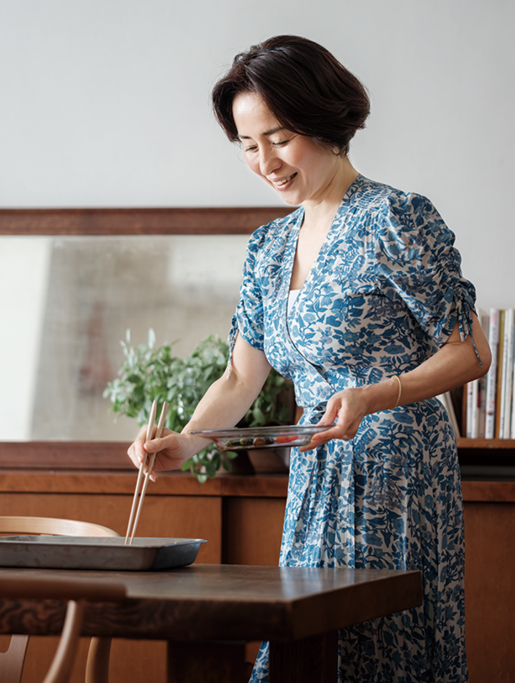 Profile_野口真紀さん/料理家。雑誌の編集者を経て料理家に転身し、プライベートでは2児の母でもある。大好きなお酒と一緒に楽しめる気軽なつまみや、サクッと作れるごはんなど、日常に寄り添う料理が人気を集める。