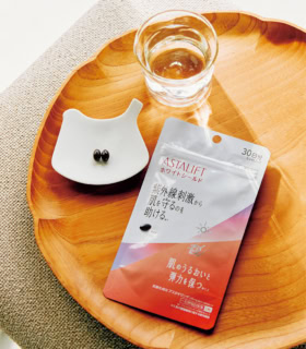 ビタミンEの550倍の抗酸化作用を持つアスタキサンチンと、ハリ・うるおいをサポートする成分の合わせ技。アスタリフト サプリメント ホワイトシールド 60粒 ¥4,320(富士フイルム)