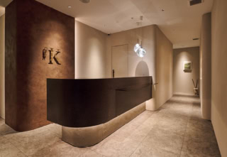 Clinic K 住所:東京都中央区銀座1-13-1 ヒューリック銀座一丁目ビル2F 電話(フリーダイヤル):0120-219-910 「EMFACE(高密度焦点電磁刺激とシンクロ波で表情筋を刺激しながら皮膚を引き締める)」1部位¥99,000、「LDM Triple 19(3種の超音波を使用し、肌の再生やリフティングを狙う」¥33,000 ※要予約