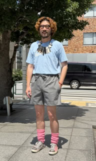 ちょいギャルな足元がポイント。個性炸裂の小物でTシャツコーデを最高に楽しもう【メンズスナップ】