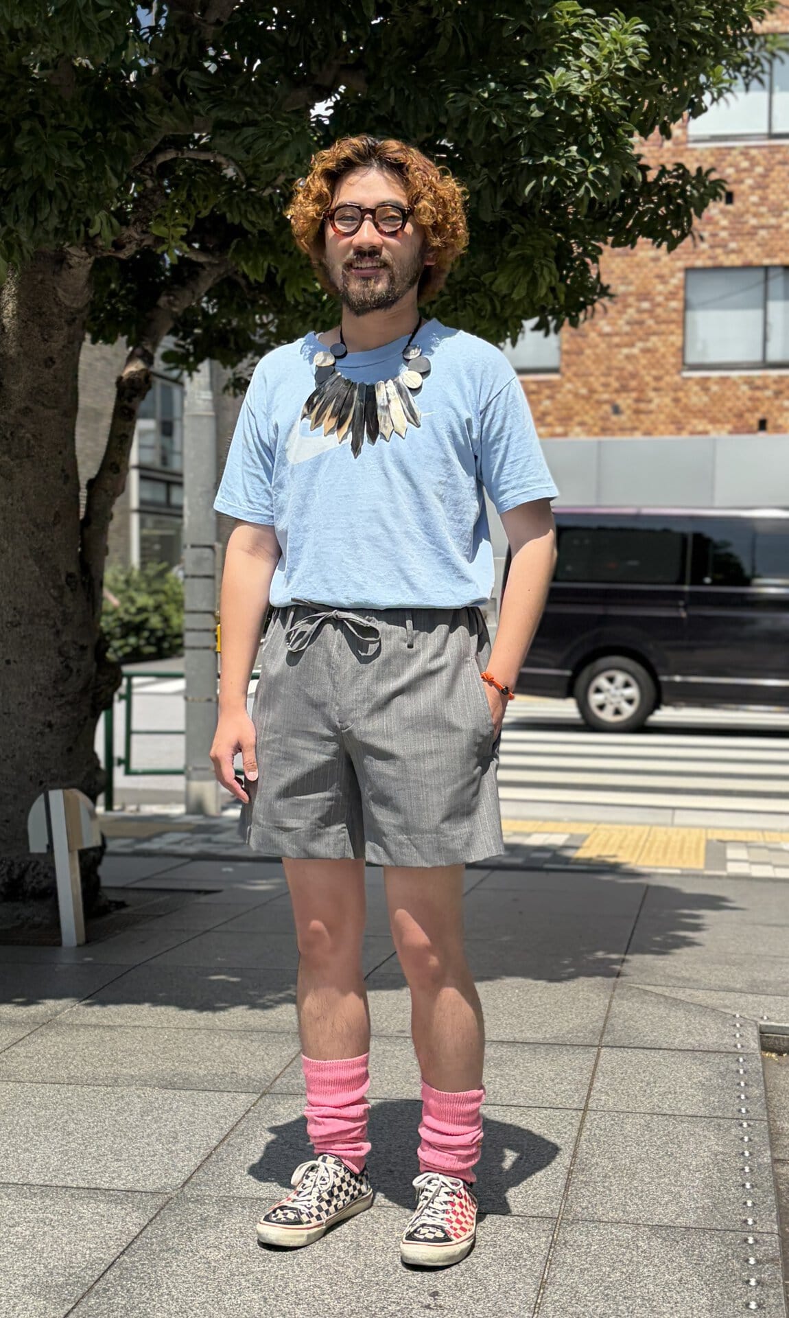 ちょいギャルな足元がポイント。個性炸裂の小物でTシャツコーデを最高に楽しもう【メンズスナップ】
