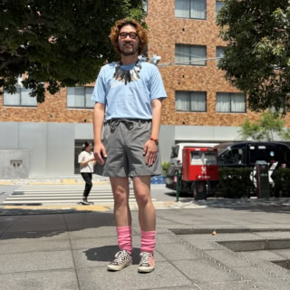 ちょいギャルな足元がポイント。個性炸裂の小物でTシャツコーデを最高に楽しもう【メンズスナップ】