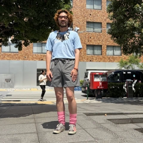 ちょいギャルな足元がポイント。個性炸裂の小物でTシャツコーデを最高に楽しもう【メンズスナップ】