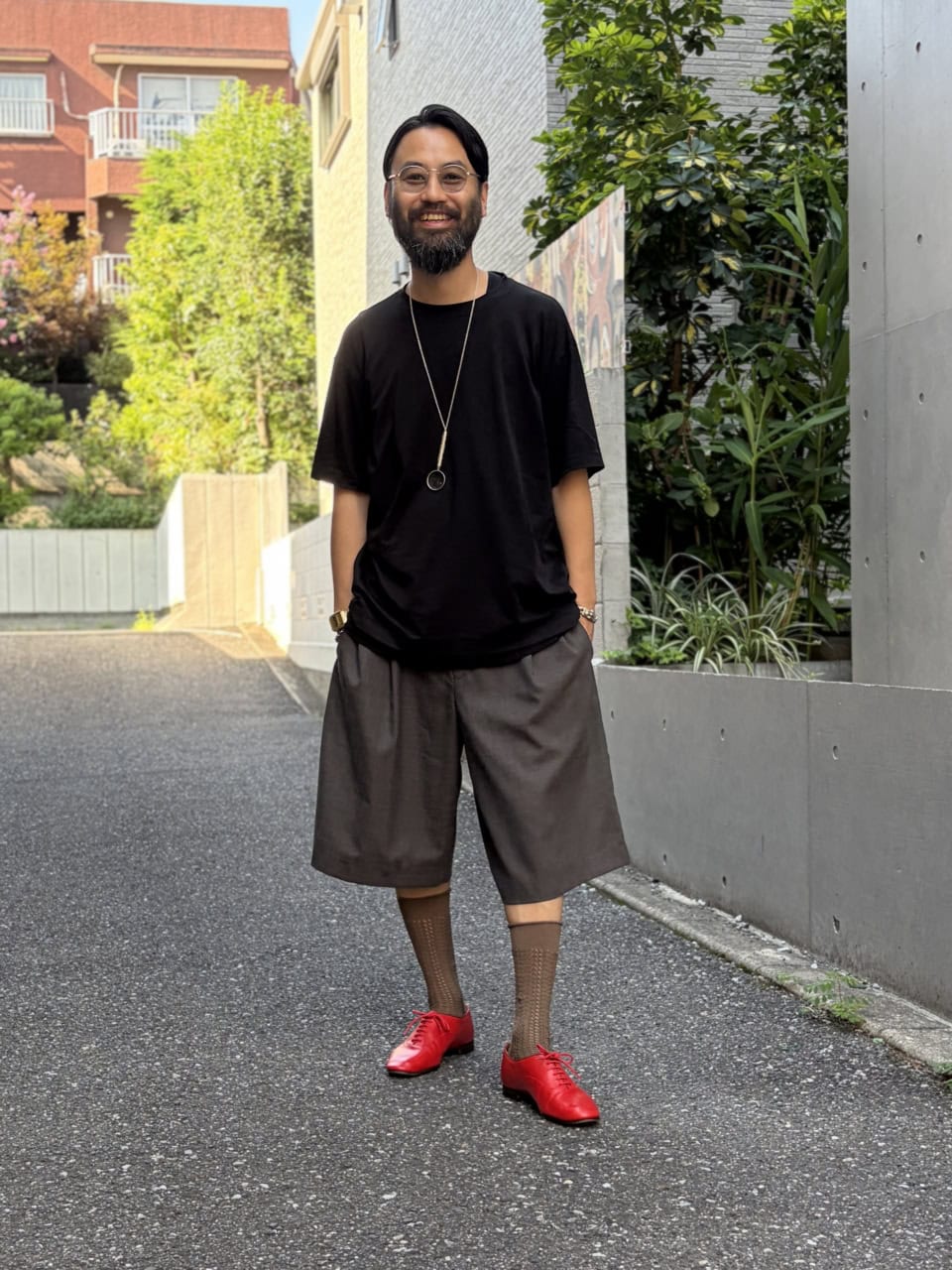 GGGのTシャツ、コム デ ギャルソンのタンクトップとハーフパンツ、眼鏡は不明、アンティークティファニーのルーペ、カシオの時計、クロムハーツのブレスレット、コンリードのソックス、カルマンソロジーのシューズは神谷さんの私物