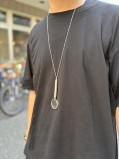 アンティークのティファニーのルーペで、シンプルな黒Tに大人の遊び心をプラス