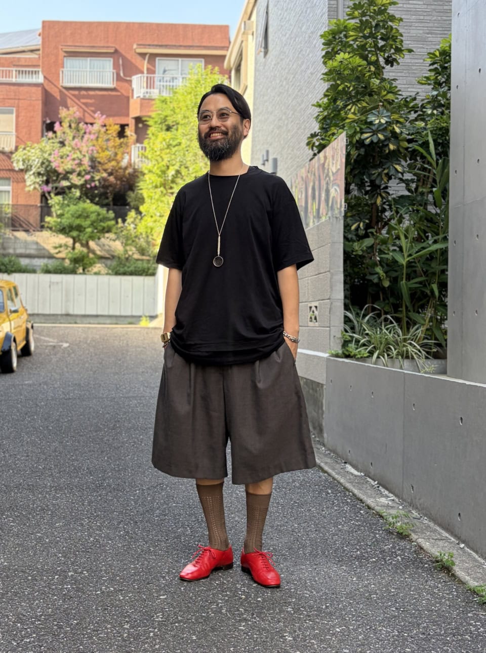 Tシャツに「同系色のタンクトップ」レイヤードで清潔感と洒落感を!【メンズスナップ】に学ぶ大人のコーデ術