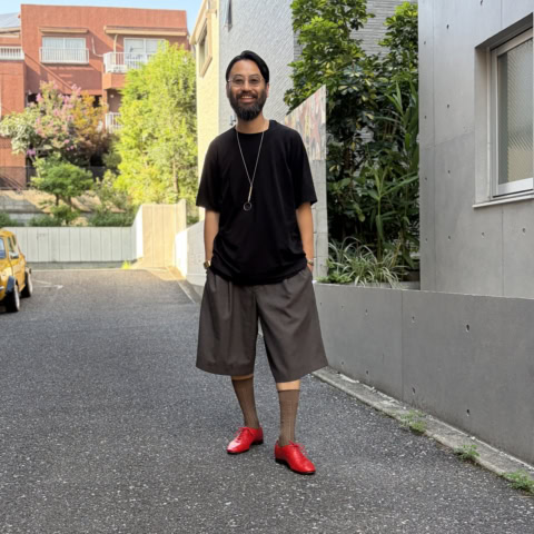 Tシャツに「同系色のタンクトップ」レイヤードで清潔感と洒落感を！【メンズスナップ】に学ぶ大人のコーデ術