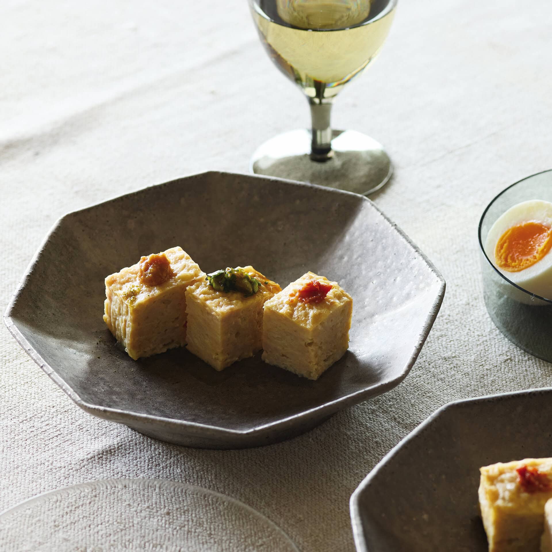 白みそベースで調味した、シンプルで深みのある味わいが後を引く。酢みそやにらじょうゆなどをプラスし、味変しても美味。
