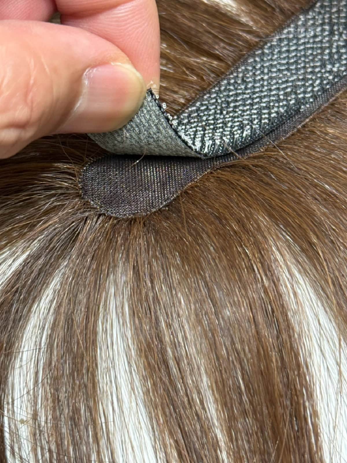 一方のテープをはがして分け目にオン。持ち歩くときやしまっておくときは剥がしたテープを貼り直し。接着面であるマジックテープの部分は、粘着力がなくなってきたら、そこだけ貼り替え可能で貼り替えテープのみ購入可能なのも嬉しい