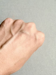 手元に吹きかけても、正直ほとんどわからないほど細かな霧を肌にふわりとまとえます。