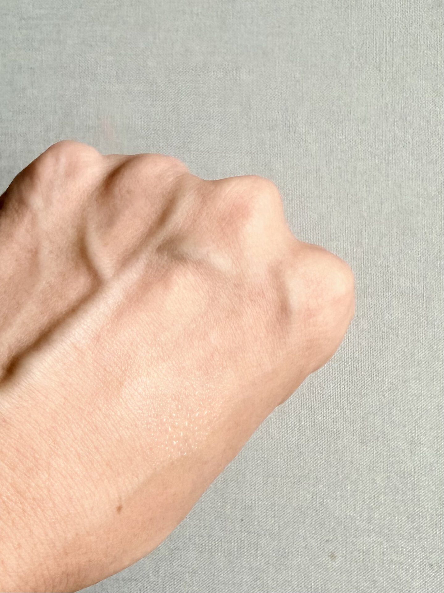 手元に吹きかけても、正直ほとんどわからないほど細かな霧を肌にふわりとまとえます。