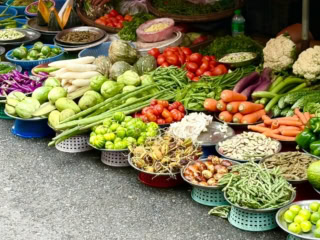 市場の野菜が新鮮で美味しそうだった