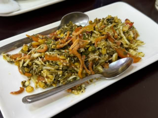 ラペットゥ。ミャンマーの伝統的な発酵茶葉のサラダです。これとご飯でいけそうなしっかりした味!