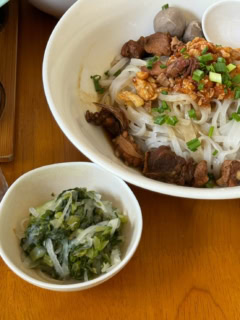 ヤンゴンに着いて初めての食事はシャンヌードル。汁なしタイプ。付け合わせは野沢菜のようなお漬物でした