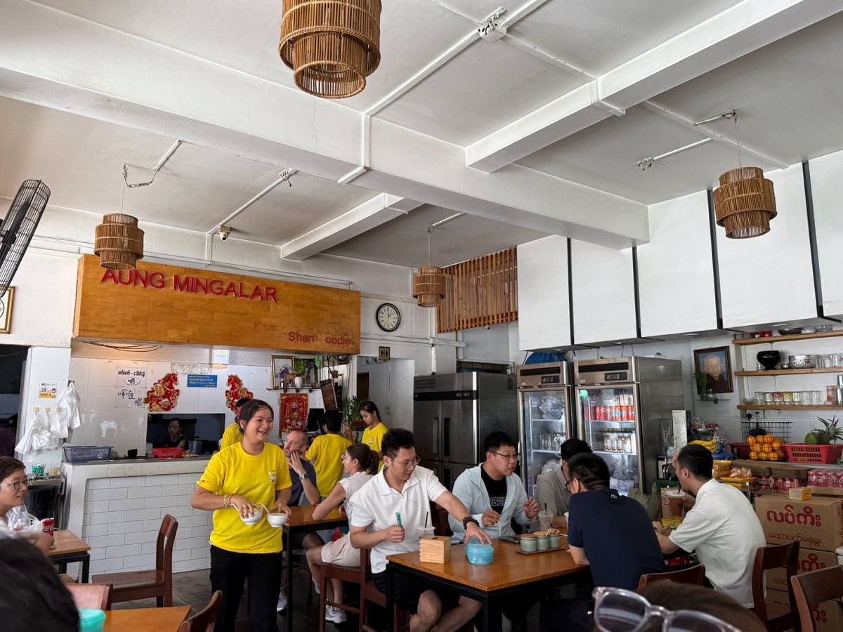 ヤンゴンに着いて真っ先にランチへ。活気のある食堂はお客さんがいっぱい！