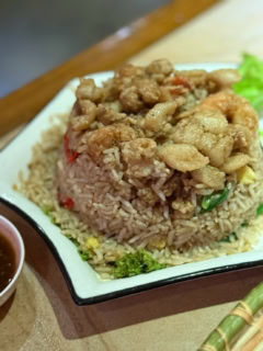 シーフード炒飯。見た目より優しい味で癒されました