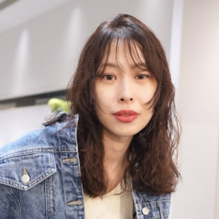 【40代の髪悩み】くせ・うねりをあえて品よく魅せる「進化系ウェーブヘア」が今注目！