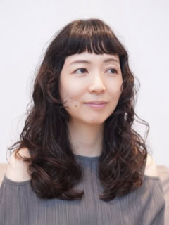「もともとのクセを活かしてもらえたので、無理に伸ばさなくても素敵にまとまるのが嬉しかったです。スタイリングも簡単で、自分の髪がもっと好きになれました」