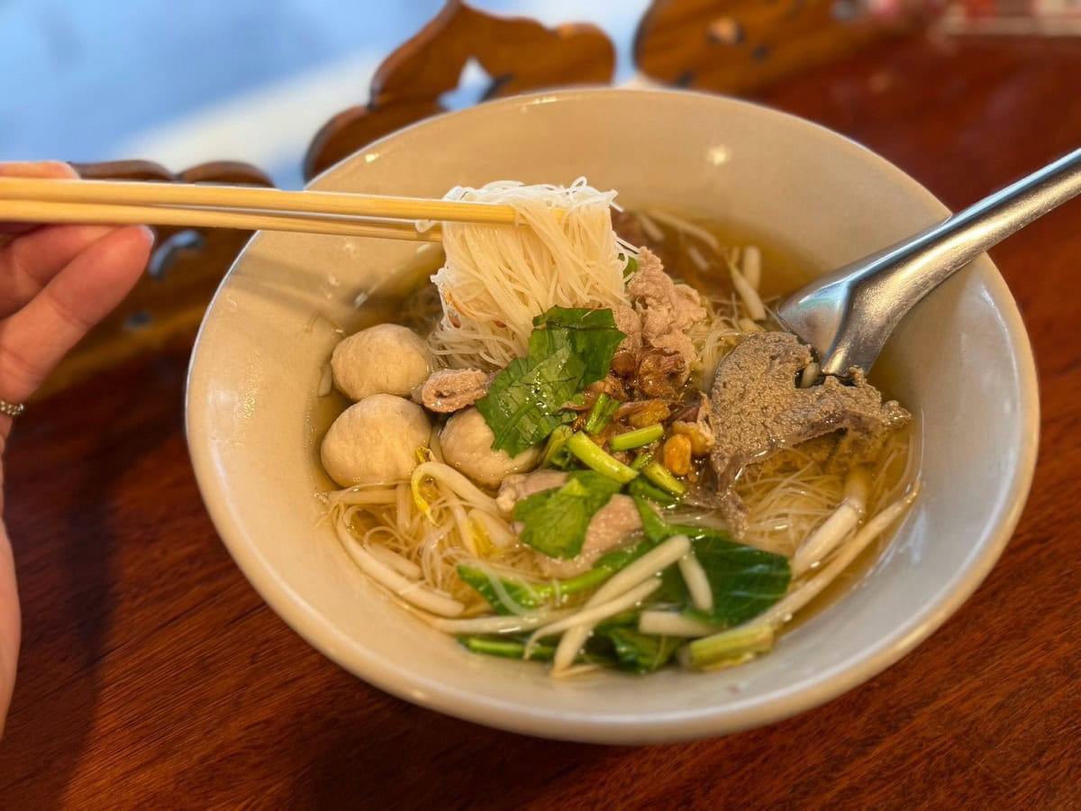 クリアスープのクイッティアオ。センミ―という極細麺がお気に入り！