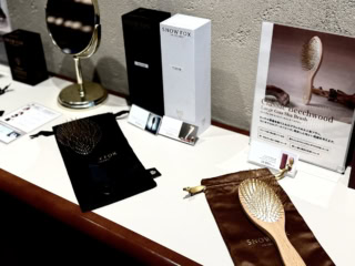 人気のSNOW FOX SKINCAREのブラシもう購入できます。もちろんスキンケアラインも揃っていますよ!