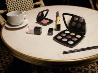 コレクションしたくなる限定のパレット。エンボスロゴのリップスティックも可愛いすぎる! ©CHANEL
